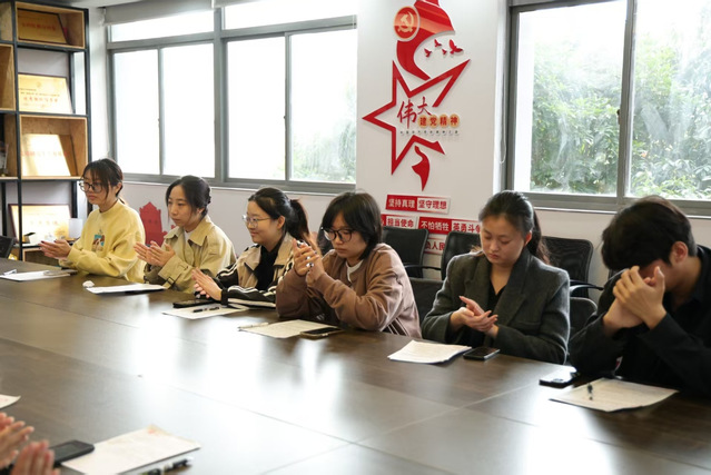 筑牢思想根基,砥礪奮進(jìn)初心--藝術(shù)設(shè)計(jì)學(xué)院2025下半年發(fā)展對(duì)象研討會(huì)暨文化藝術(shù)交流活動(dòng)順利召開
